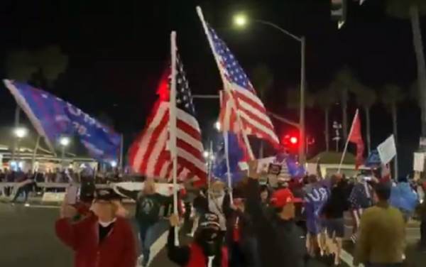 HAPPENING NOW: California Trump Supporters Take Over
Huntington Beach Pier to Protest Curfew (VIDEOS) 1