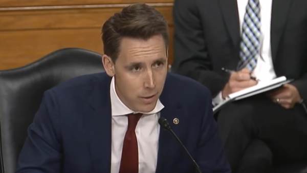 BREAKING: Walmart Slams Senator Josh Hawley for Standing Up
Against Election Fraud – Hawley Lets Them Have It 1