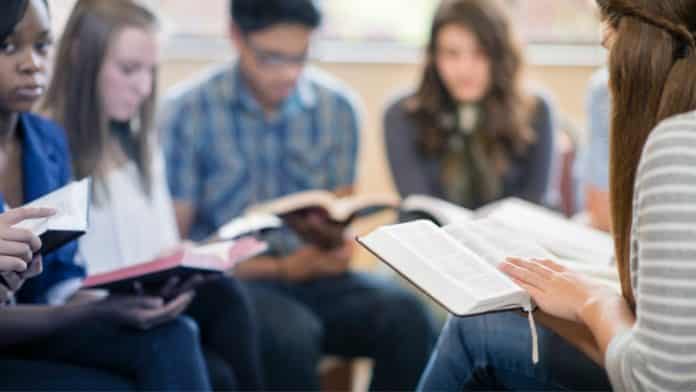 South Carolina School District Votes to Settle Lawsuit with
Atheists Over Student-Led Prayer 1