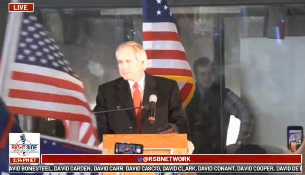 “This is 1776 in America Again!” — AMAZING! CROWD ROARS as
Lin Wood Recognizes General Michael Flynn at MASSIVE RALLY in
Alpharetta, Georgia 1