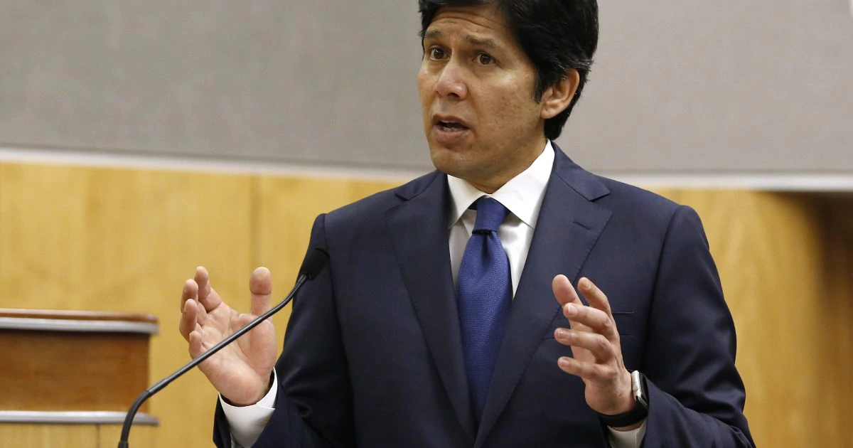 EMBARRASSING: California Democrat, Los Angeles Councilor
Kevin De León Doesn’t Know the Pledge of Allegiance 1