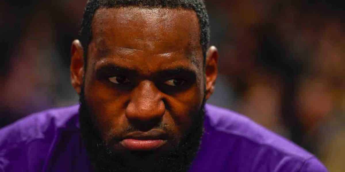 Bar owner who banned NBA games after LeBron James'
cop-threatening tweet says reaction has been 'overwhelmingly
positive' 1