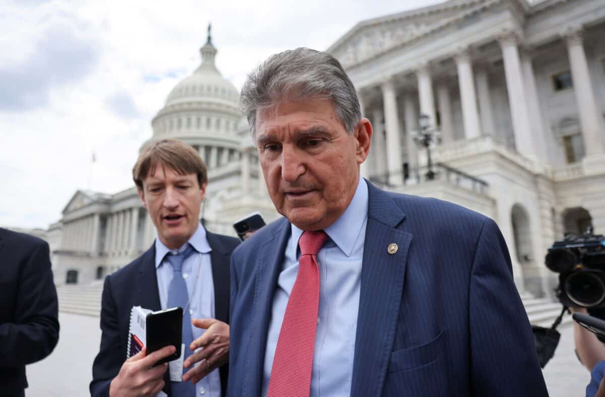 Manchin to Vote Yes on Motion to Debate Sweeping Election
Bill 1