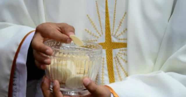 U.S. Bishops Vote to Draft Document on Worthiness to Receive
Communion 1