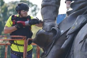 Virginia Cuts Gen. Robert E. Lee Statue into Pieces 1