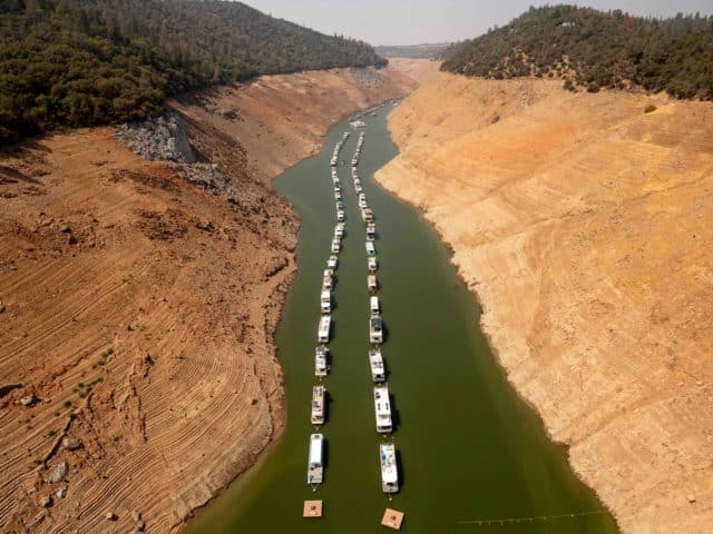 Photos: Houseboats Crowd Dwindling Lake Oroville in
California Drought 1