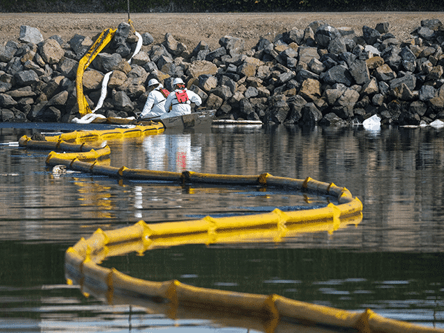 Democrats Exploit California Oil Spill to Call for Offshore
Oil Drilling Ban 1