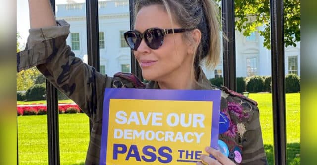 Watch: Alyssa Milano Arrested at Protest Pushing Senate
Democrats' Effort to Federalize Elections 1