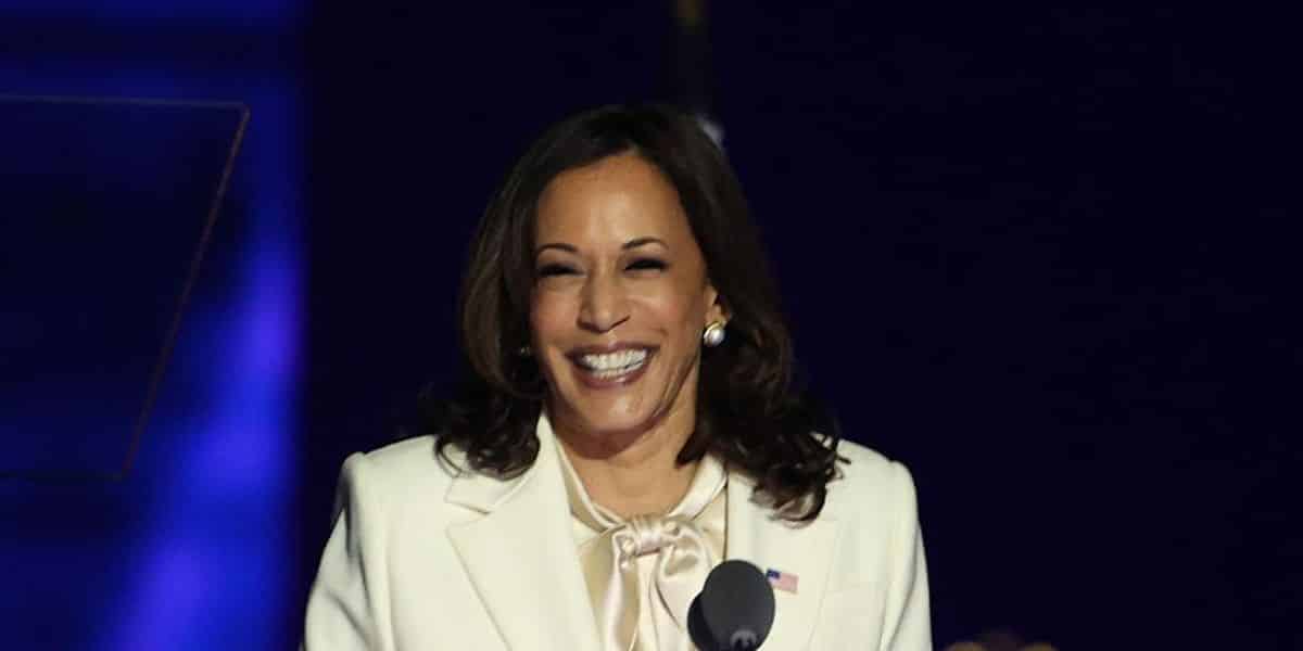 'The irony is unreal': Video shows VP Kamala Harris walking
toward airplane so she can jet over to Nevada to talk about the
'climate crisis' 1