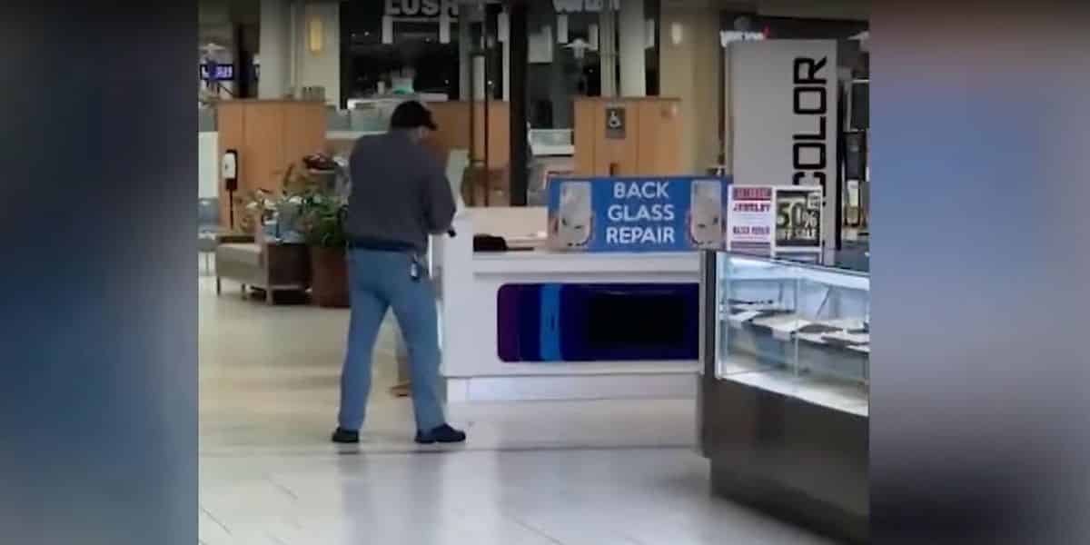 Video: Legally armed bystander shuts down Pennsylvania mall
shooting after several people are struck by bullets 1