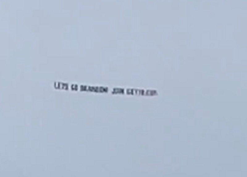 Plane With ‘Let’s Go Brandon’ Banner Flies Over Georgia
Bulldogs’ Football Game (VIDEO) 1