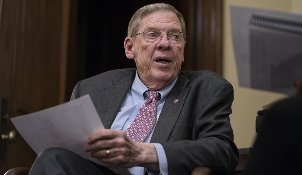 Former Georgia Sen. Johnny Isakson Dies at 76 1