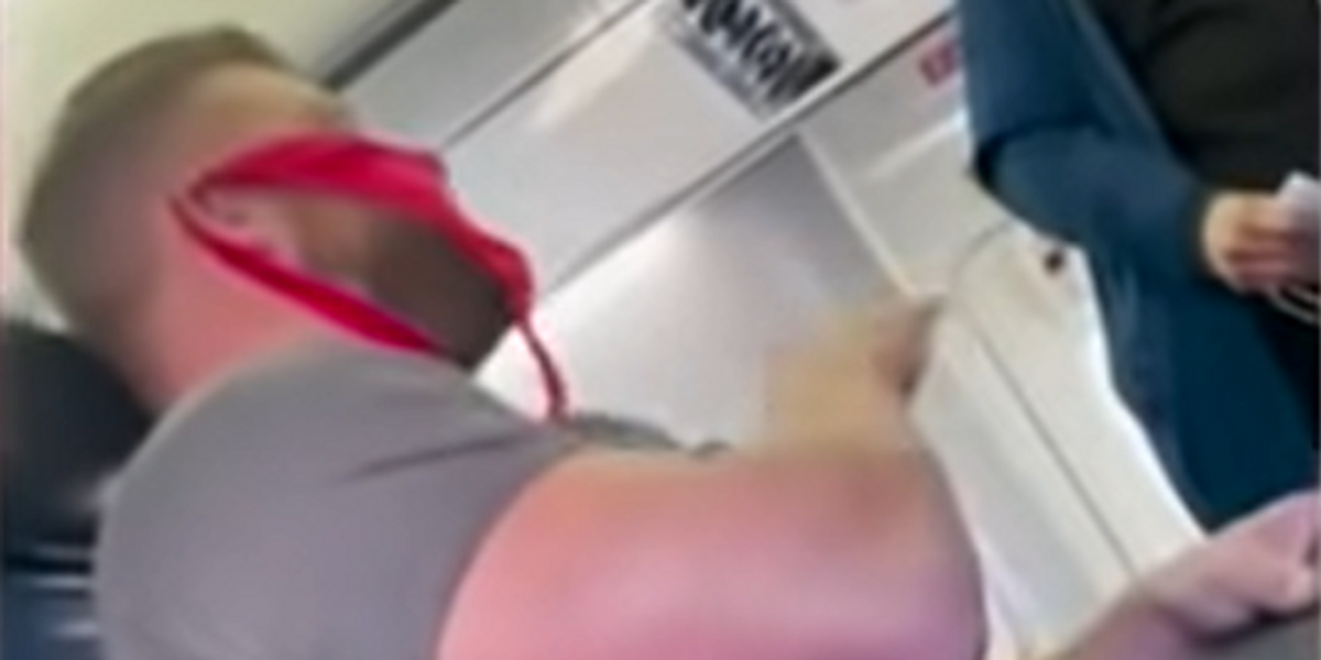 Video: Florida man banned from airline for wearing women's
underwear as COVID face mask 1