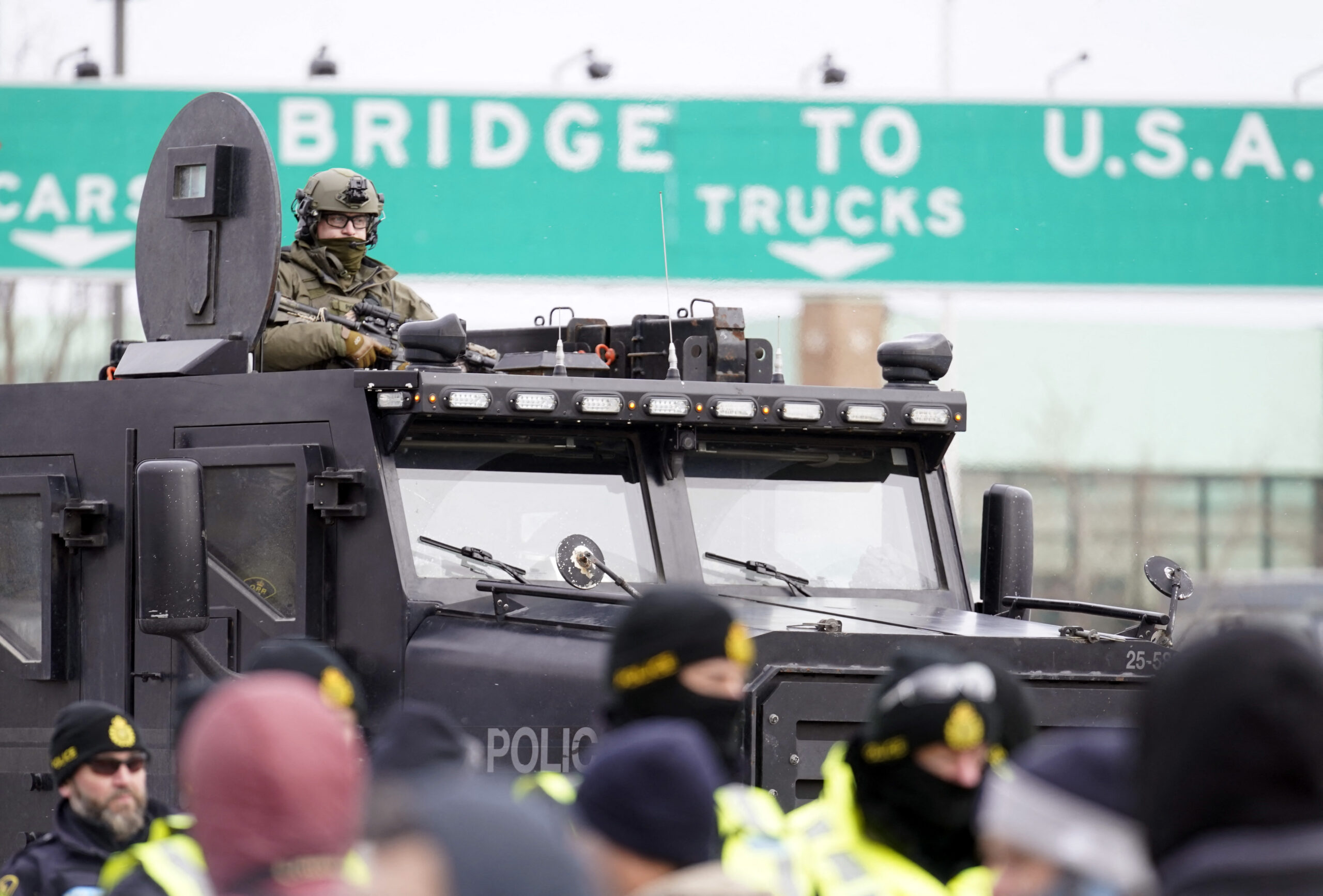 US Truckers Gather Under Border Bridge in Michigan Without
Causing Blockade 1