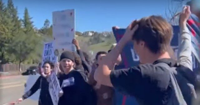 VIDEO: Hundreds of California High Schoolers Walk Out of
Class to Defy Mask Mandate 1